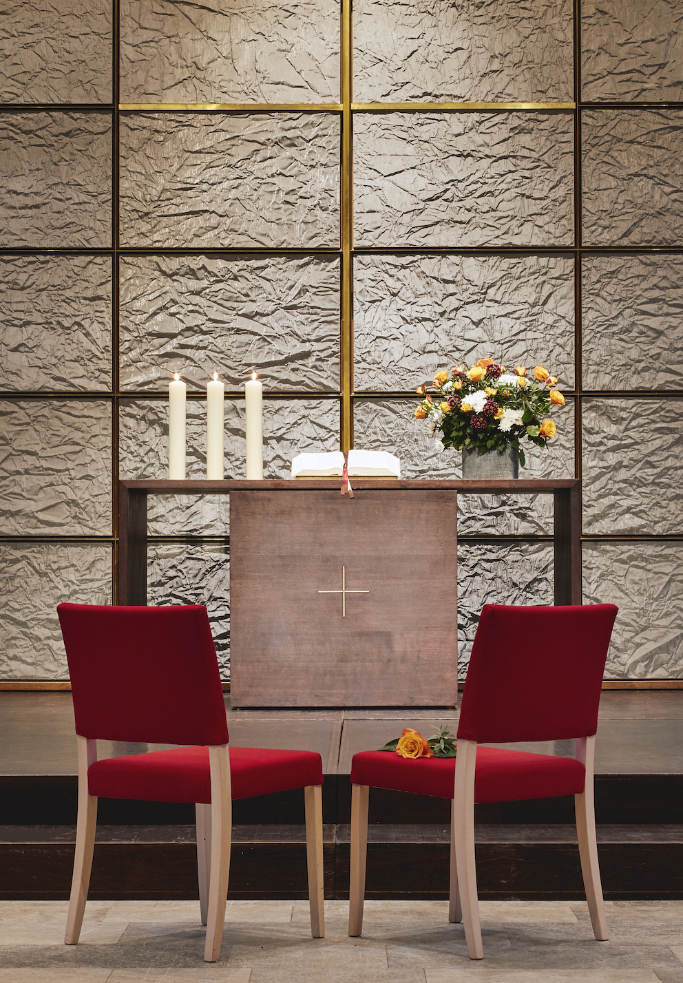 Trau-Stühle vor Altar, Foto: Lecher