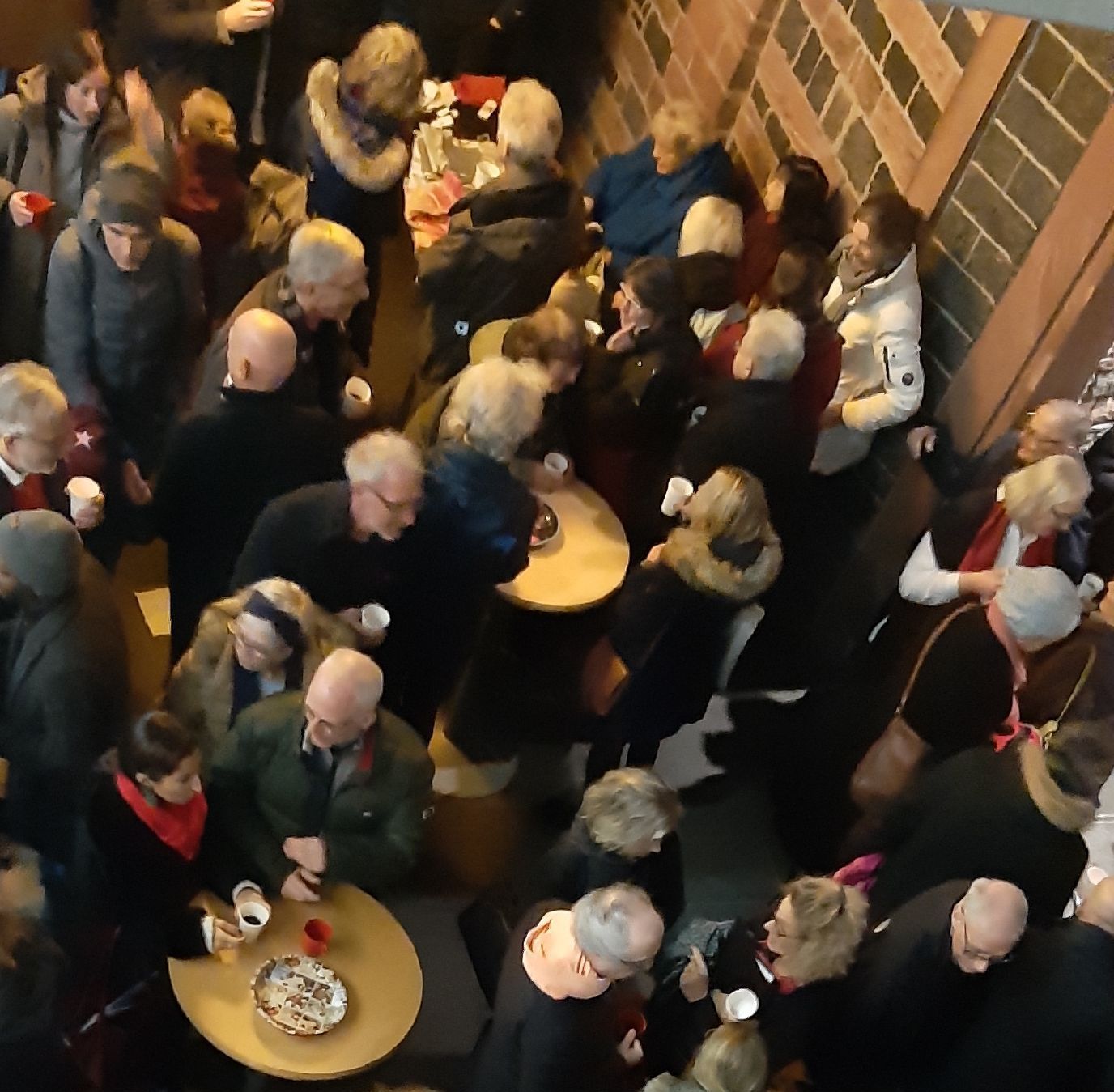 Blick auf Besucher im Foyer von oben